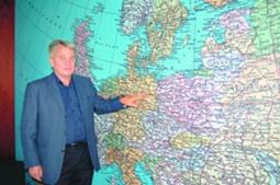 Бруно Штайнхофф: У карты Европы. С единомышленником. 