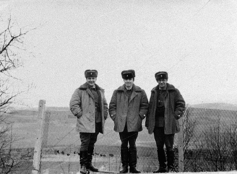 У смотровой сетки полковой позиции «Ремхильд», на фоне ФРГ. Слева автор, по прозвищу Лесник. ГСВГ, 1988 год. Фото автора. 