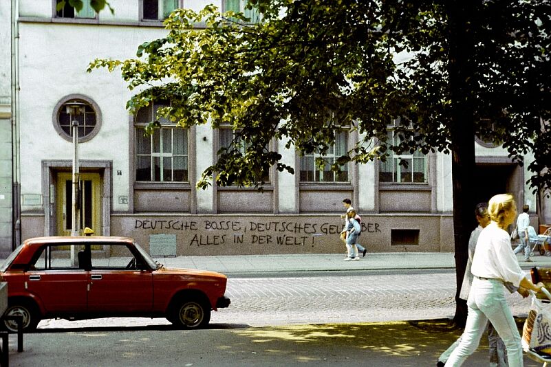 “ Deutsche Bosse , Deutsches Geld ueber Alles in der Welt !” – лозунг о превосходстве немецкого руководства и денег в мире на стене в Галле, ГДР, 1989 год. Фото автора. 
