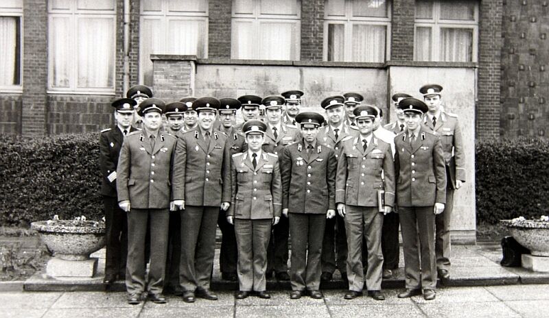 Официальный контакт офицеров 253 ОРТП с гражданами ГДР, Мерзебург, 1988 год. По материалам Интернета.