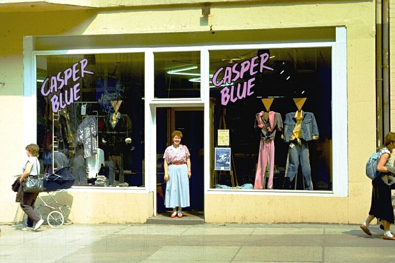 Первые частные магазины, открытые гражданами ФРГ в Восточной Германии. Галле, ГДР, 1989 год. Фото автора. 