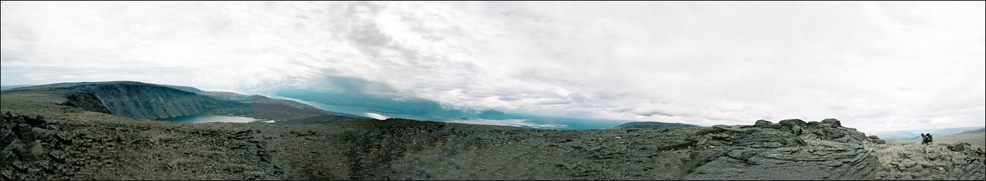 Панорама с горы Ангвундасчорр. Видна гора Сенгисчорр, озёра Сенгисъявр и Умбозеро. Фото Ольги Степановой. Август 2004 