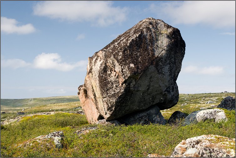 Каменная глыба недалеко от озера Кеткъявр 