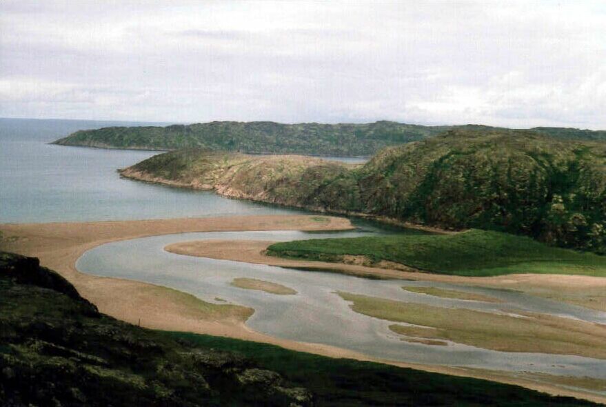 Устье реки Климковки, губа Климковка и остров Малый Олений. Фото Павла Горбачёва. Август 2004 года.