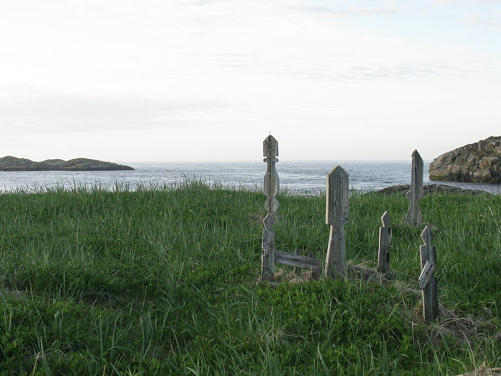 Губа Рында. Кладбище и море. Фото Евгения Захарова. Июль 2008
