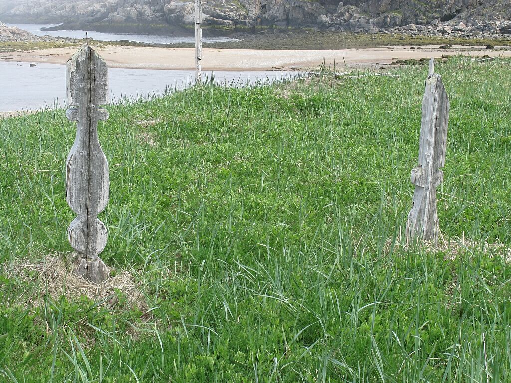 Губа Рында. Надгробия на кладбище. Фото Евгения Захарова. Июль 2008