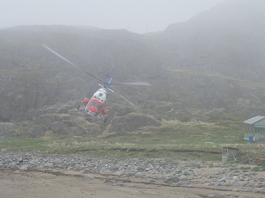 Губа Рында. Туман, вертолёт. Июль 2008. Фото Евгения Захарова. Июль 2008