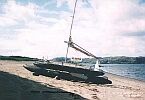 Тримаран "Корсар" на пляже восточного берега Вороньей губы. Фото из отчета В.К. Гуськова о плавании в районе Баренцева и Белого морей. Август 1998 