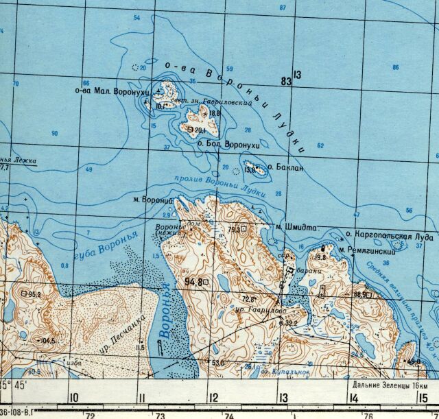 Вороньи Лудки - острова. Группа из пяти невысоких каменистых островов в Баренцевом море, близ устья реки Вороньей. На одном из них маяк. Маяк появился на островах не позднее начало 20 века (отмечен на карте 1905 года). Воронья губа и Вороньи лудки на карте полукилометровке 