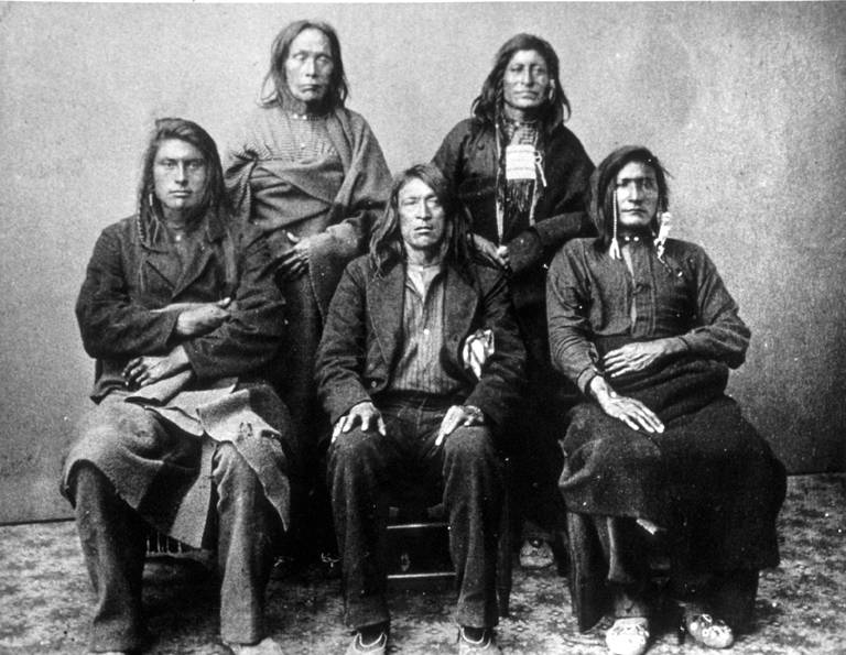 Индейцы не-персе, снято перед отправкой в резервацию, вероятно Монтана, 1877