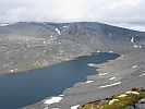 Озеро Сенгисъявр. Вид на озеро Сенгисъявр и гору Ангвундасчорр со западного склона горы Сенгисчорр. Фото den_k.